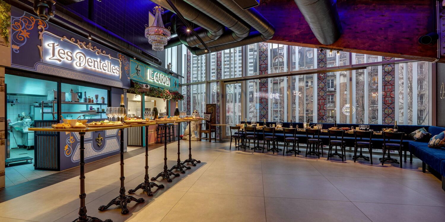 Salle 2 du bar Owen's : comptoirs de restauration, lustres et grandes baies vitrées sur l'avenue d'Italie